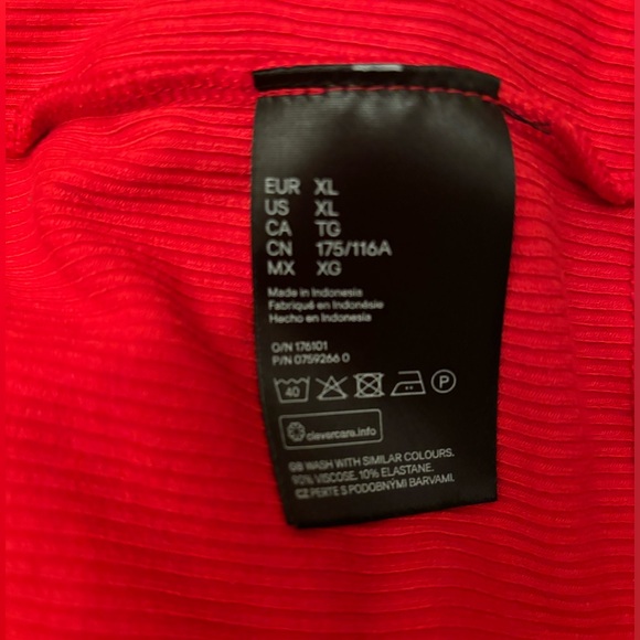 Red crop top - Picture 2 of 3